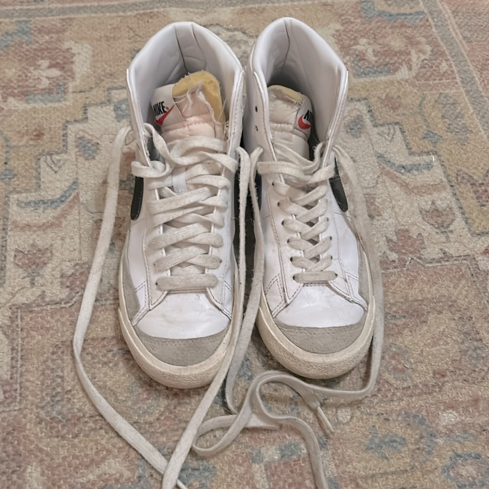 Nike blazers size kids 4, I’m a size 6 in women’s and can fit into these size 4